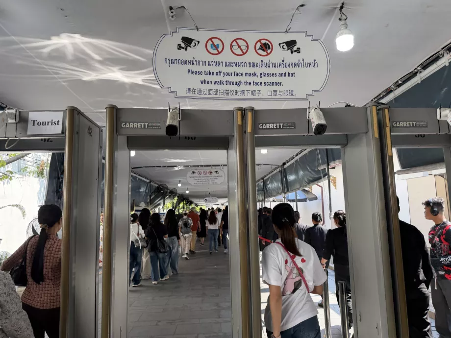 Controllo di sicurezza all'ingresso del Grand Palace