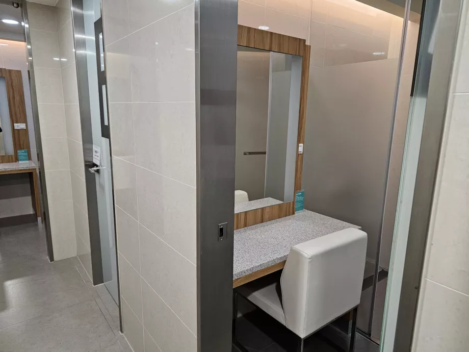 Bagno con doccia, aeroporto TPE