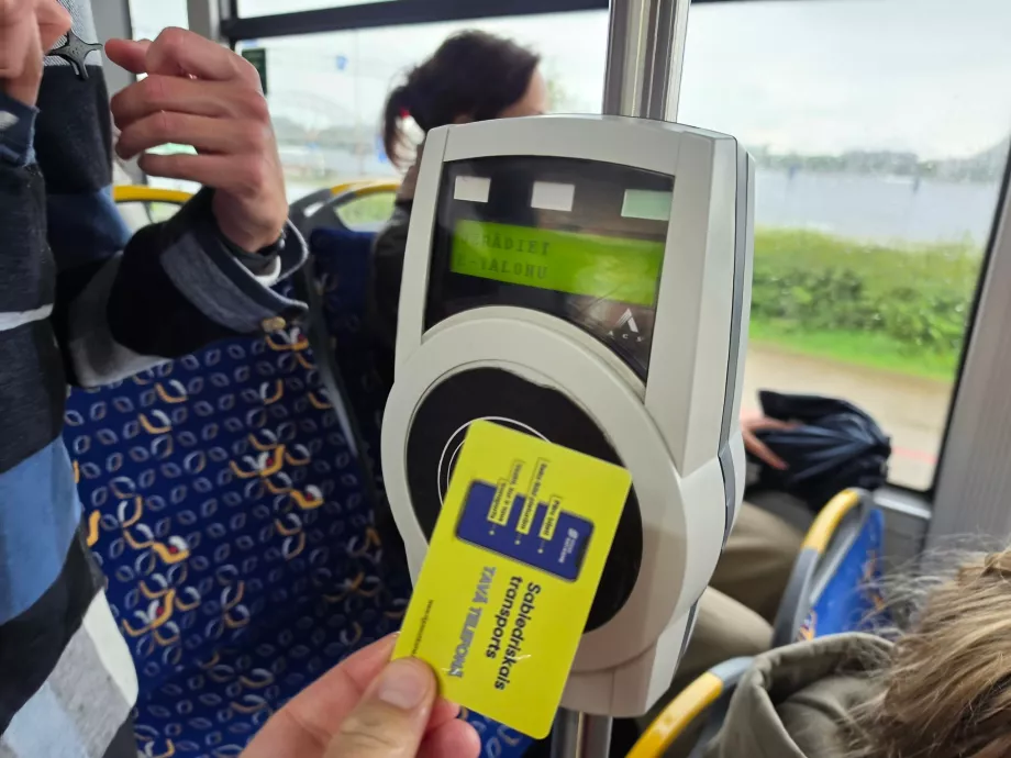 Come utilizzare il biglietto sull'autobus