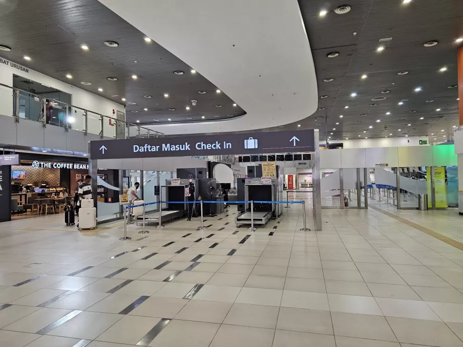 Controllo di sicurezza ai banchi di check-in