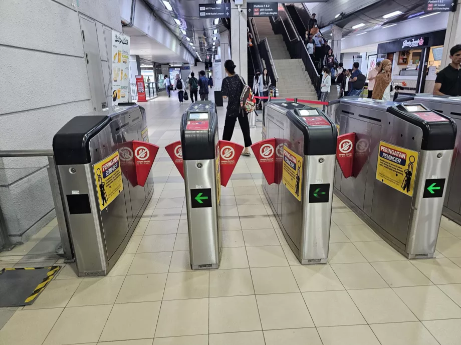 Tornelli all'ingresso della metropolitana