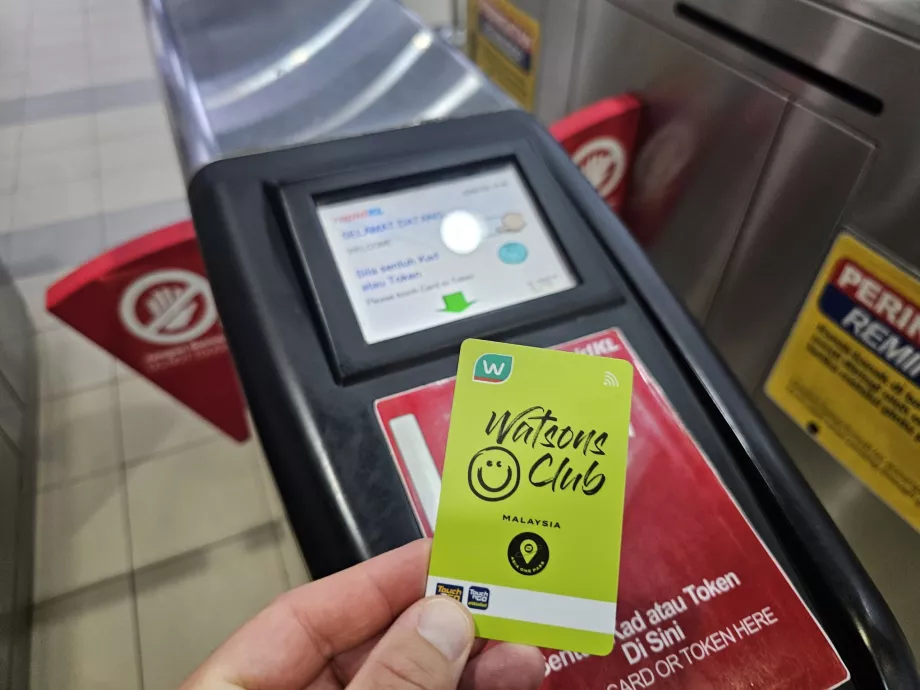 Utilizzo della carta Touch-n-Go per entrare nella metropolitana