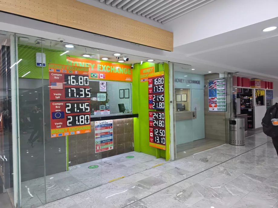 Uffici di cambio valuta nella sala arrivi