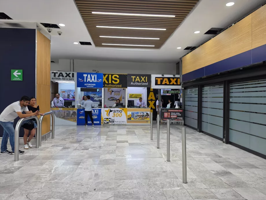 Sportelli dei taxi nella sala arrivi