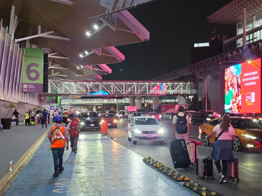 Punto di prelievo Uber davanti al Terminal 1