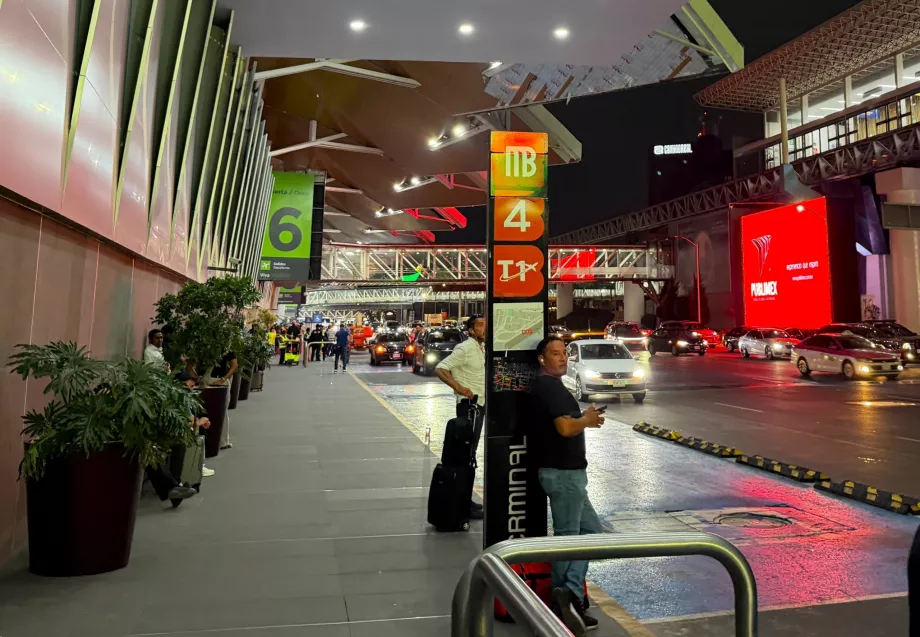 Fermata dell'autobus urbano in direzione del centro città