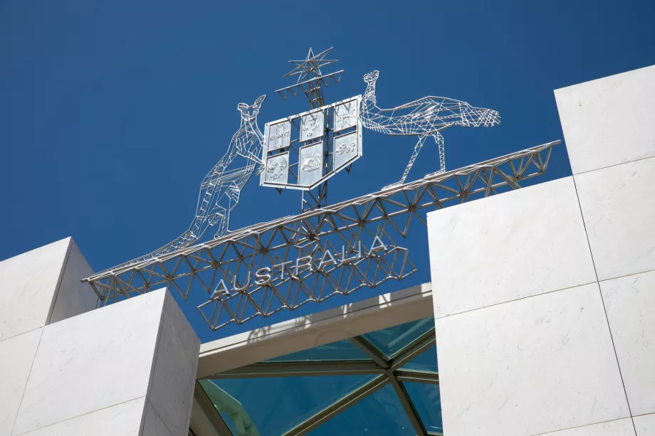 Stemma australiano sopra l'ingresso del Parlamento