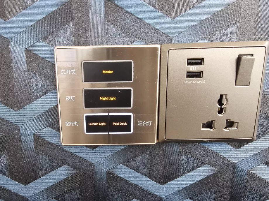 Controllo dell'illuminazione, tenda e cassetto del letto