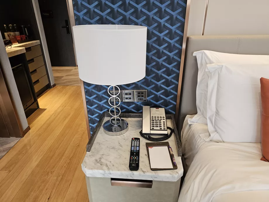 Comodino con telefono