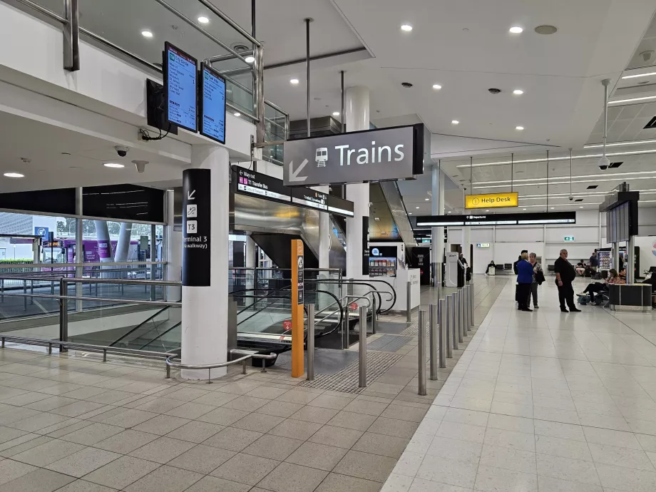 Ingresso alla stazione ferroviaria dai terminal T2 e T3
