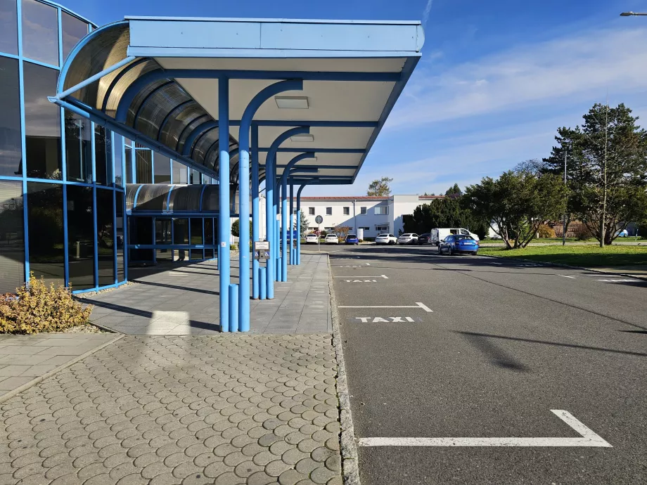 Fermata del taxi di fronte alla sala arrivi