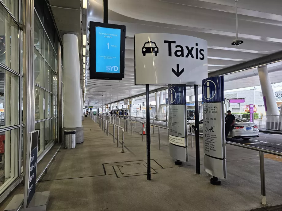 Fermata dei taxi di fronte al Terminal 2