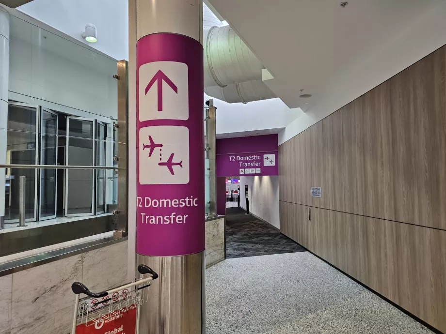 Cartelli al Terminal 1 per il trasferimento al Terminal 2