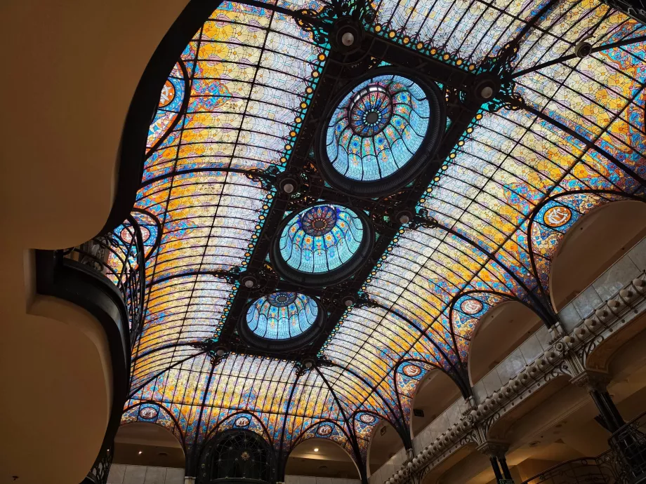 Il soffitto della hall dell'hotel
