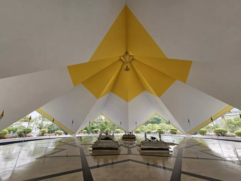 Moschea nazionale, tomba di Makam Pahlawan