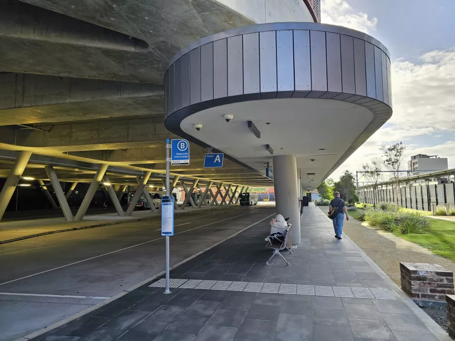 Fermata dell'autobus in direzione dell'aeroporto nel centro della città