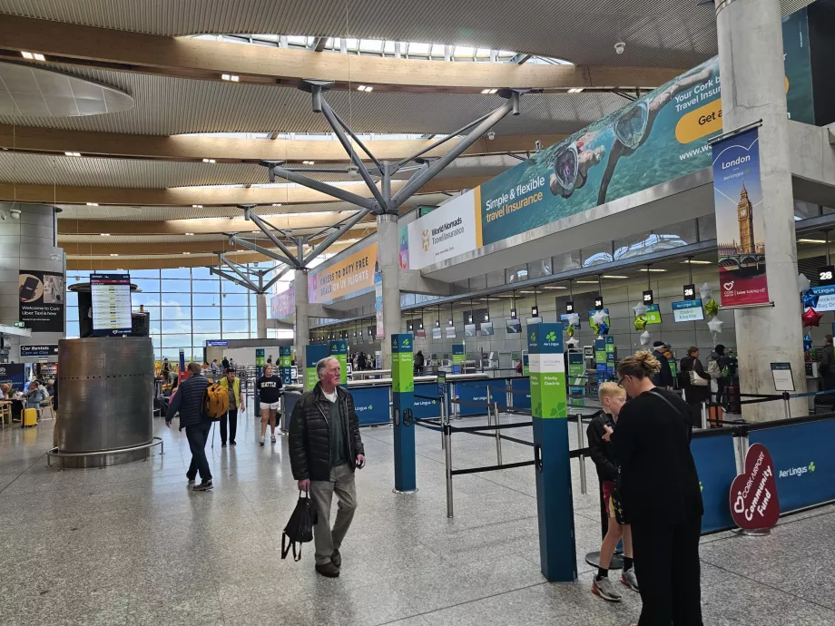 Banchi di check-in nella sala partenze