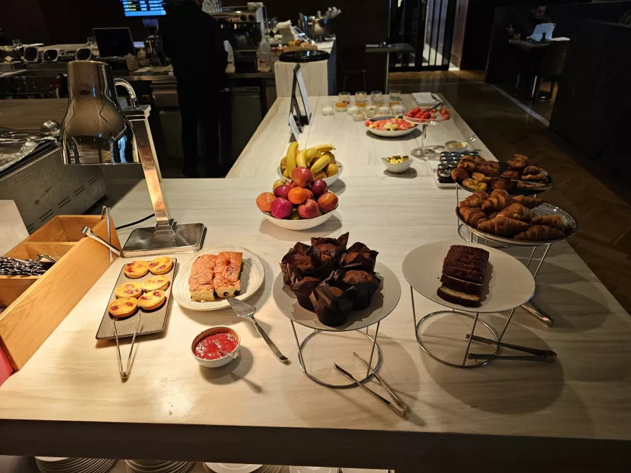 Tavolo a buffet presso il ristorante al piano terra