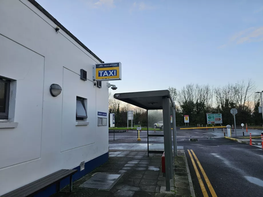 Fermata dei taxi e degli autobus