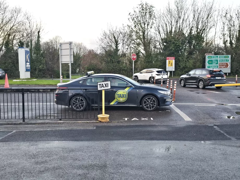 Fermata dei taxi di fronte al terminal