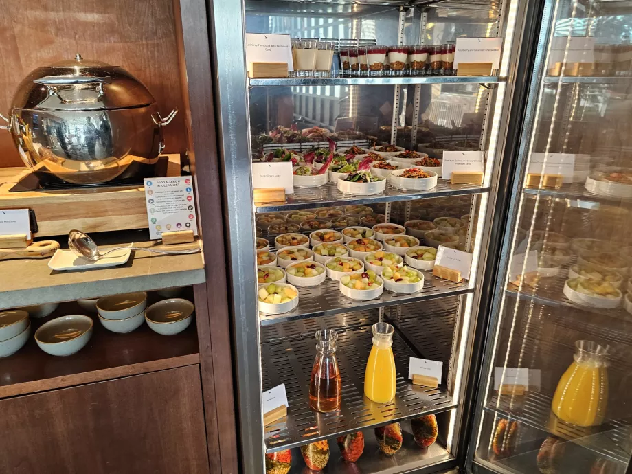 Frutta, panna cotta, succhi e insalate di verdure