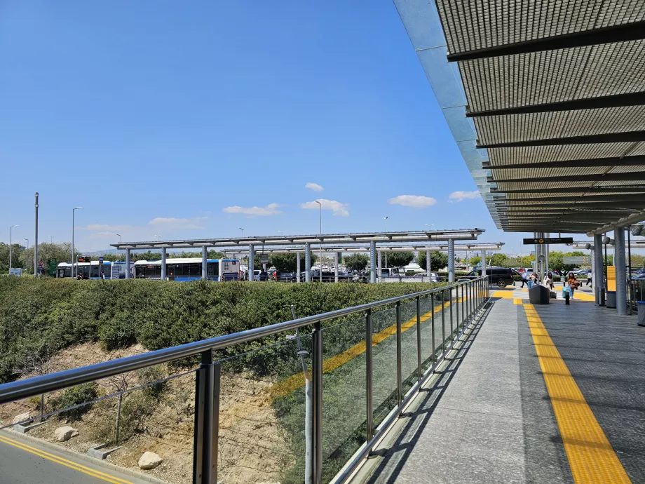 La strada per le fermate dell'autobus (a sinistra)