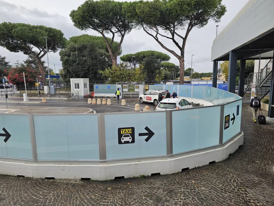 Fermata del taxi di fronte alla sala arrivi