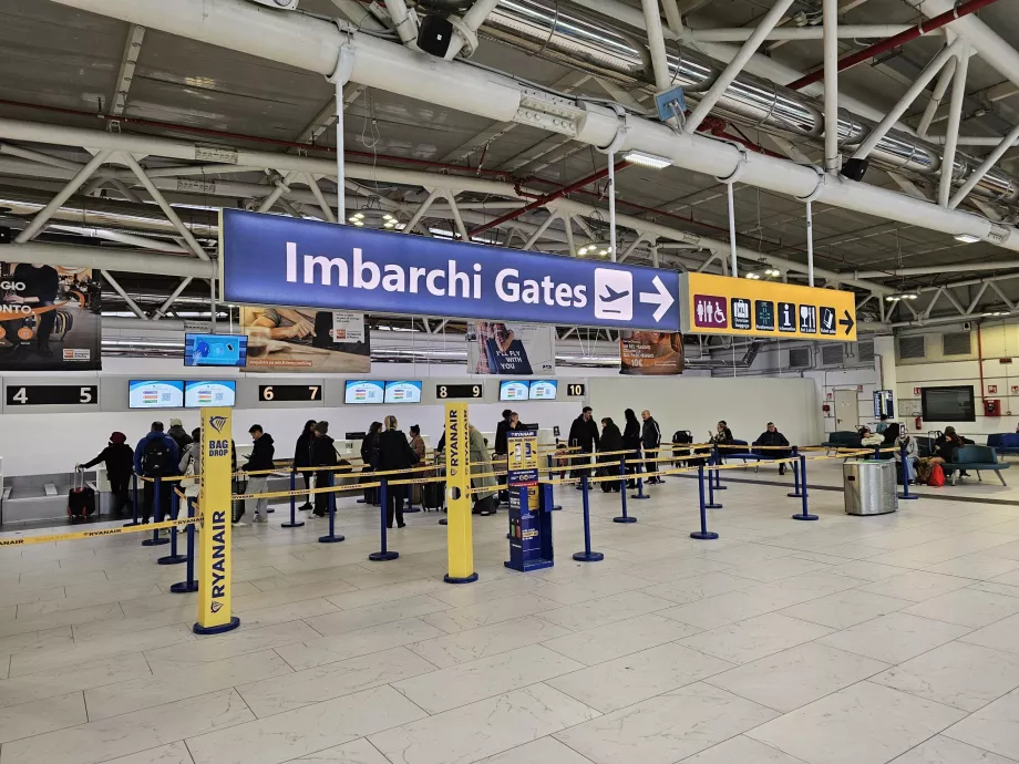Sala partenze con banchi per il check-in
