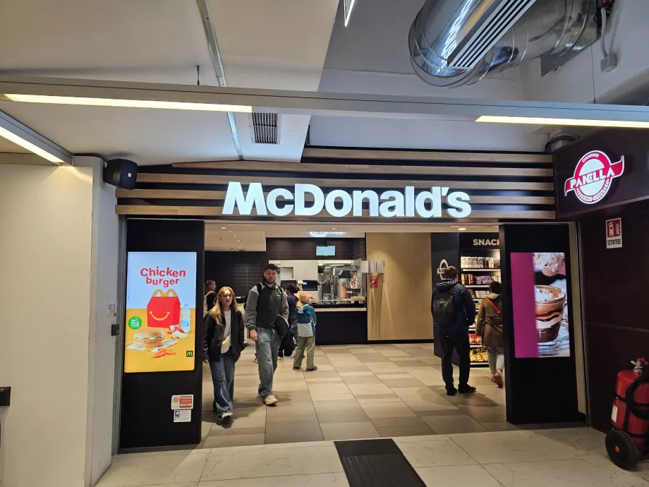McDonald's nella hall di partenza, area pubblica