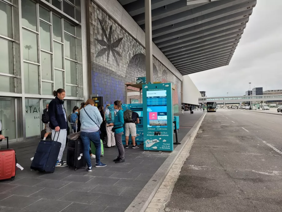 Fermata dell'Aerobus di fronte al Terminal 2