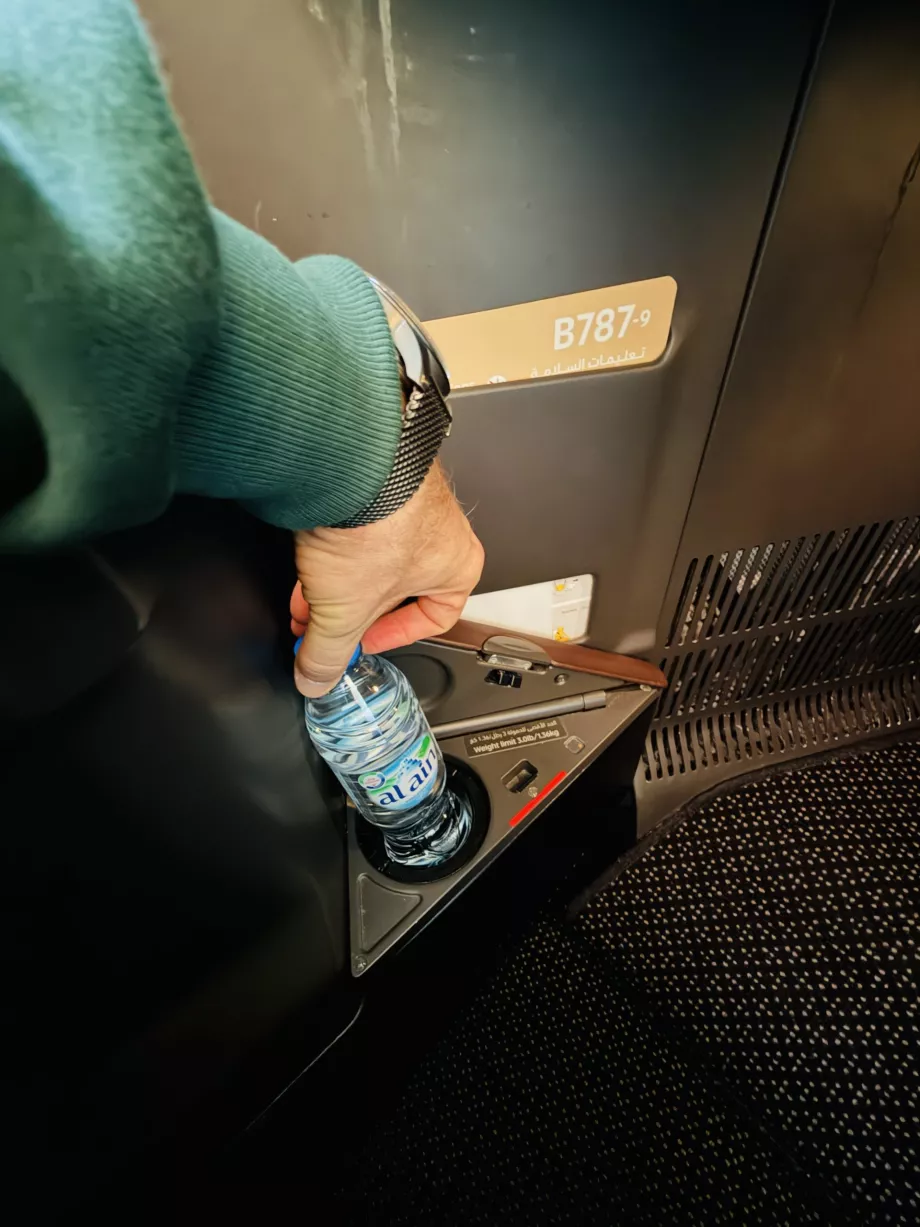 Bottiglia d'acqua nel vano portaoggetti