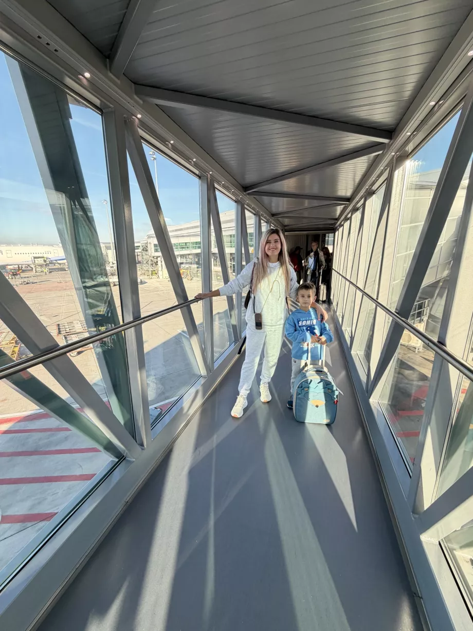 Donna con figlio anziano nel ponte