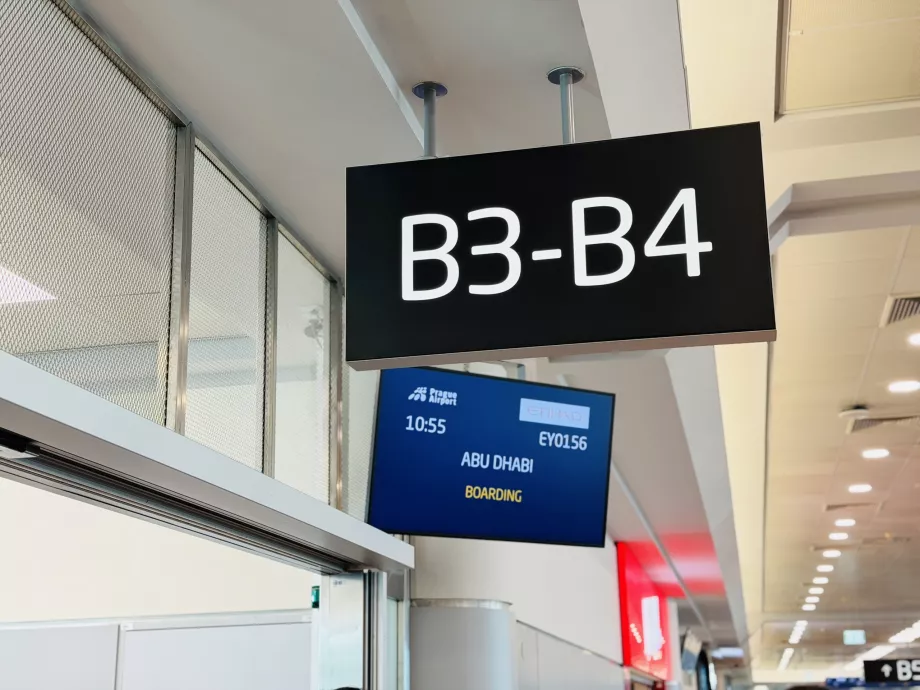 Cancello d'imbarco per il volo EY156