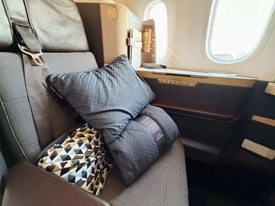 Supporto per la schiena, cuscino e coperta Armani