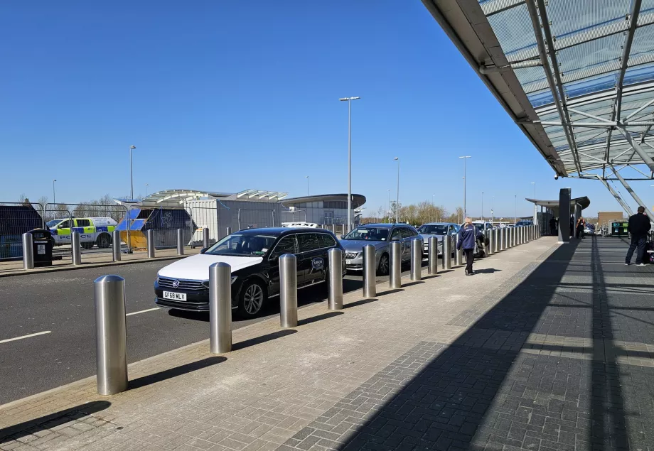 Taxi fuori dall'aeroporto
