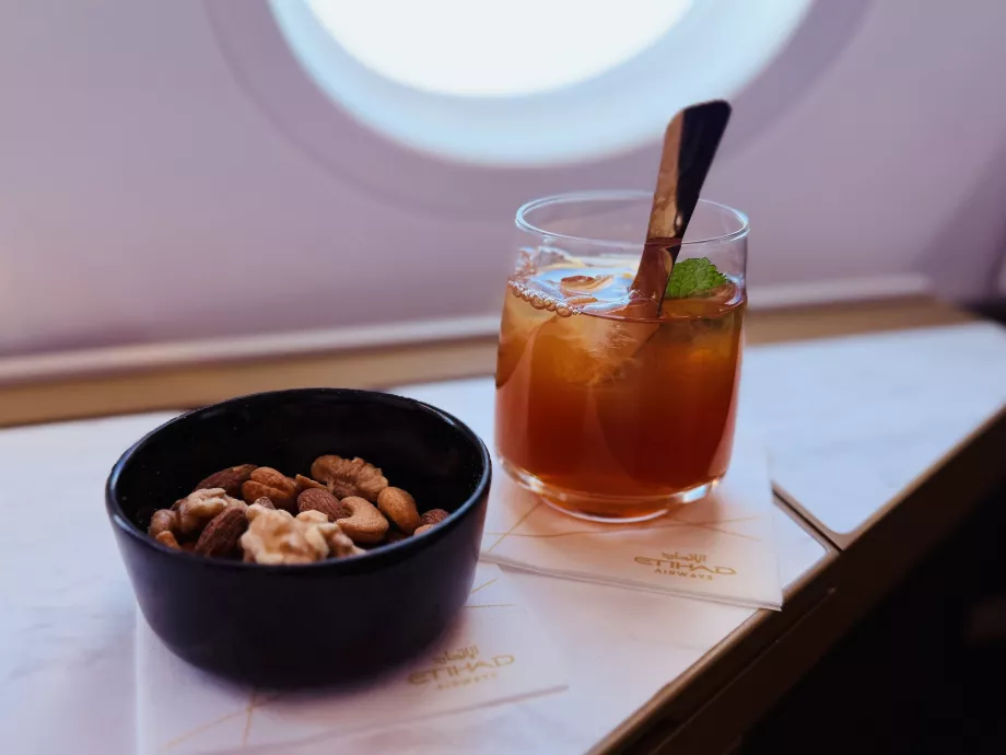 Miscela di noci riscaldata e tè freddo