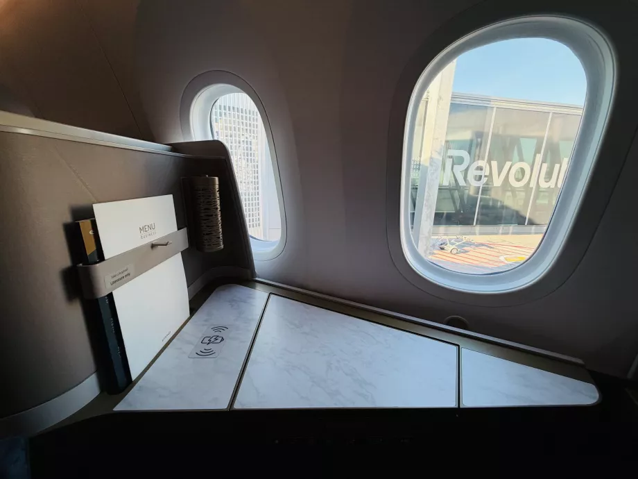 Tavolo pieghevole e ricarica wireless