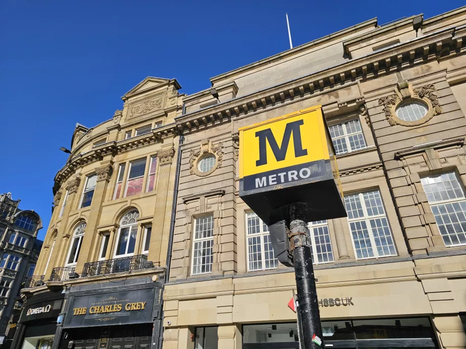 Segnalazione dell'ingresso alla stazione della metropolitana