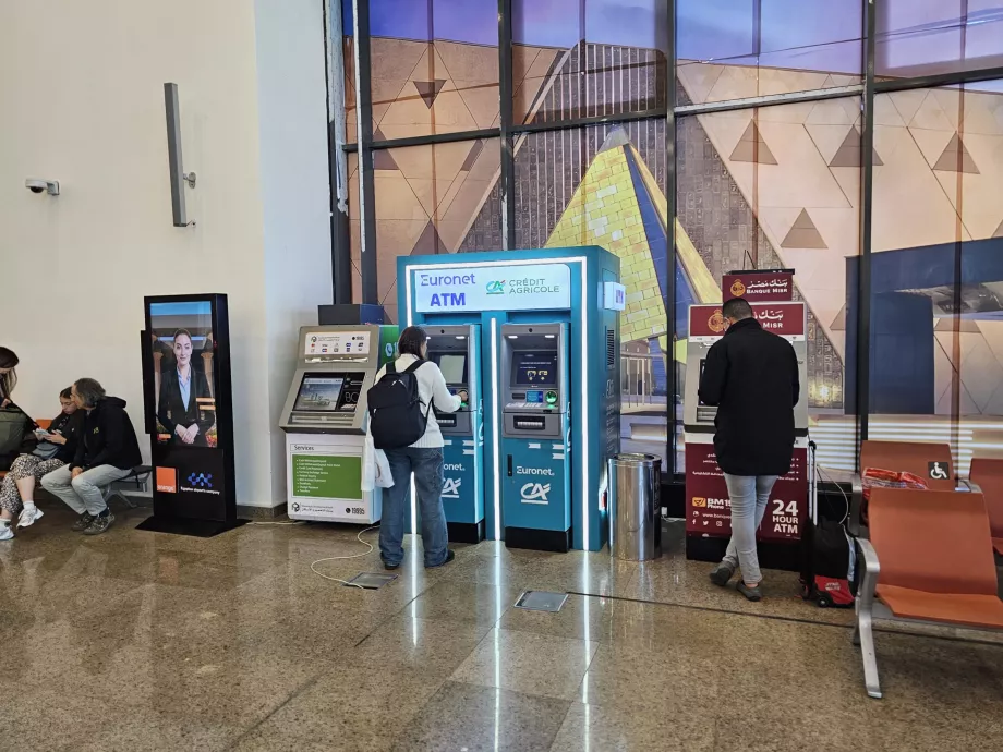 Bancomat prima del controllo passaporti