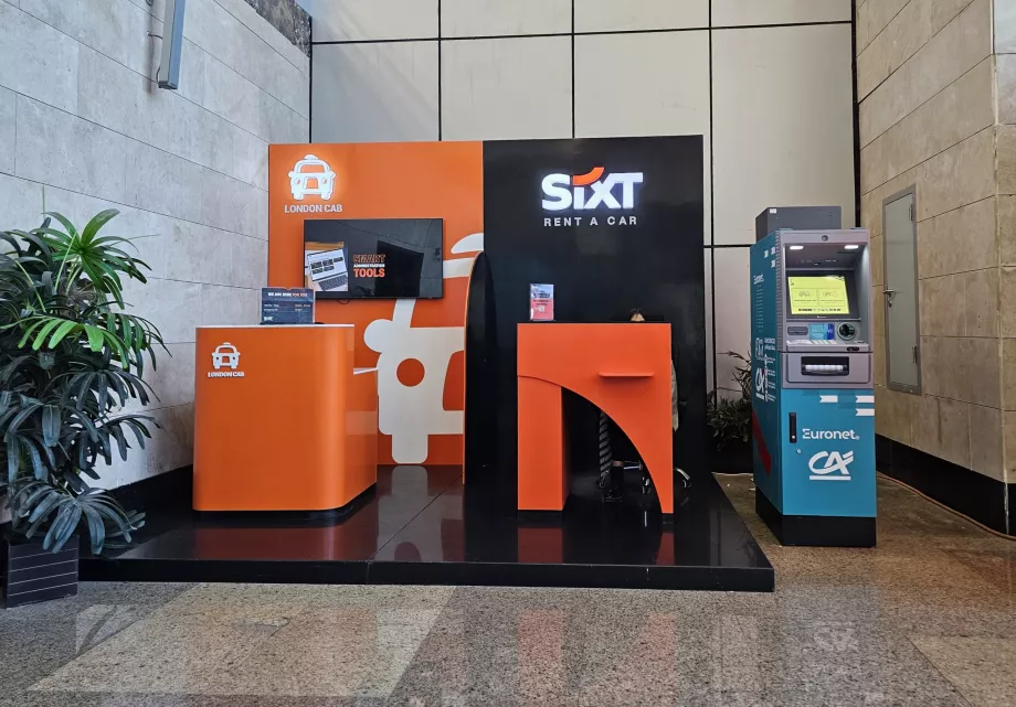 Banco di noleggio auto nella sala arrivi