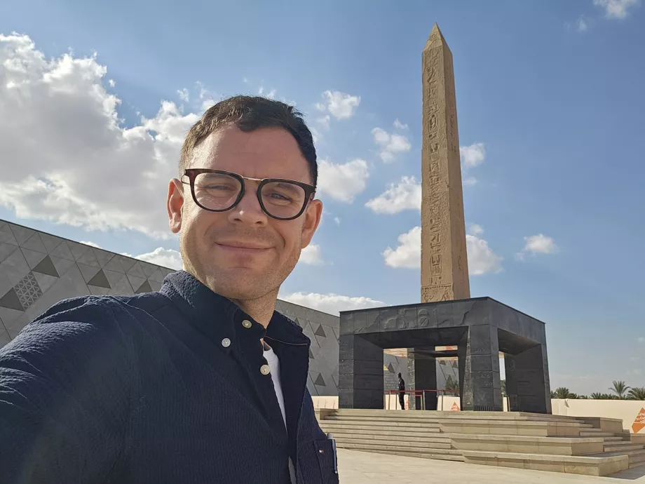 Io davanti all'obelisco dell'ingresso principale