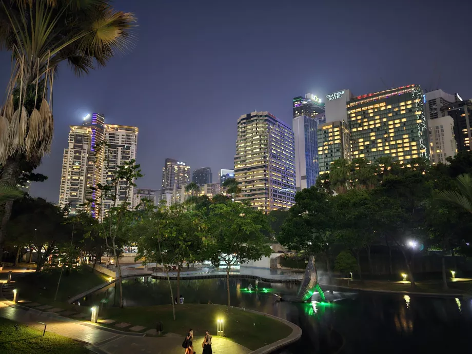 Il parco KLCC di notte