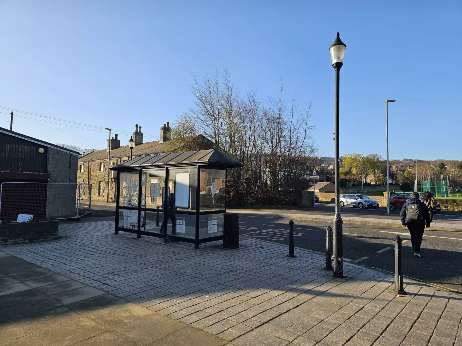 Fermata dell'autobus AD122 fuori dalla stazione ferroviaria di Hexham