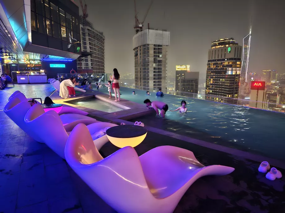 Piscina sul tetto di notte