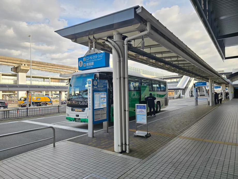 Autobus davanti al terminal