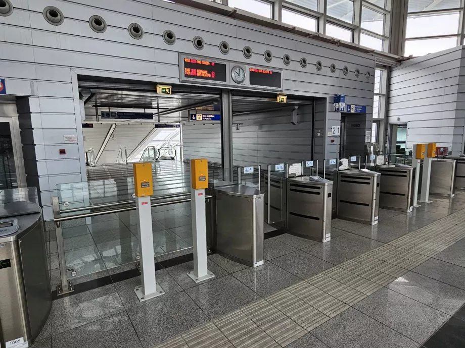 Tornelli all'ingresso della metropolitana (da collegare al lettore, il contrassegno giallo non viene utilizzato)