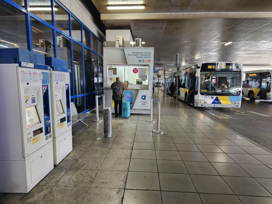 Distributori automatici e biglietteria alla fermata dell'autobus, Aeroporto di Atene