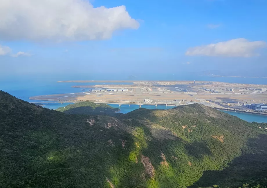 Vista sull'aeroporto di HKG dalla funivia