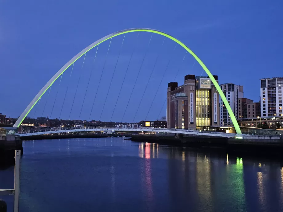 Il Millennium Bridge di notte
