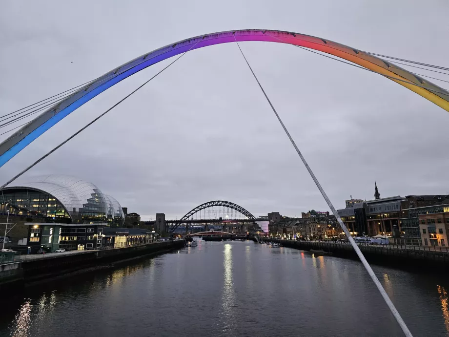 Il Millennium Bridge di notte